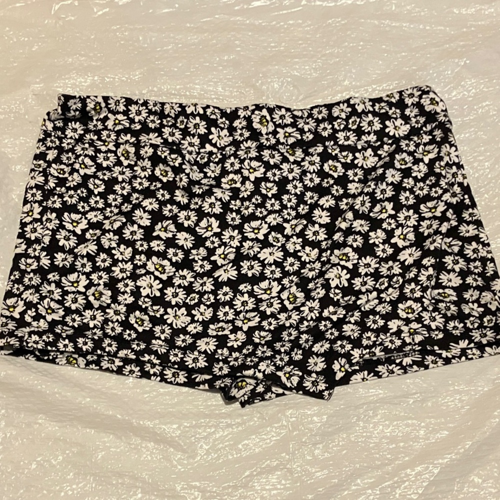 Eye Candy Black and White Floral Women's Shorts